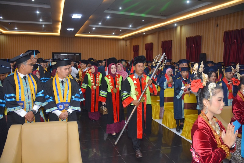 wisuda upmi medan